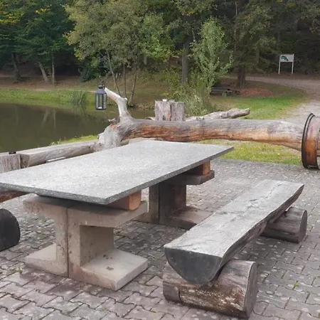 Rustikale Wanderhuette Am Angelteich