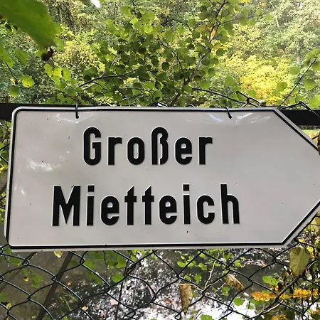Rustikale Wanderhuette Am Angelteich *