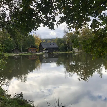 Rustikale Wanderhuette Am Angelteich