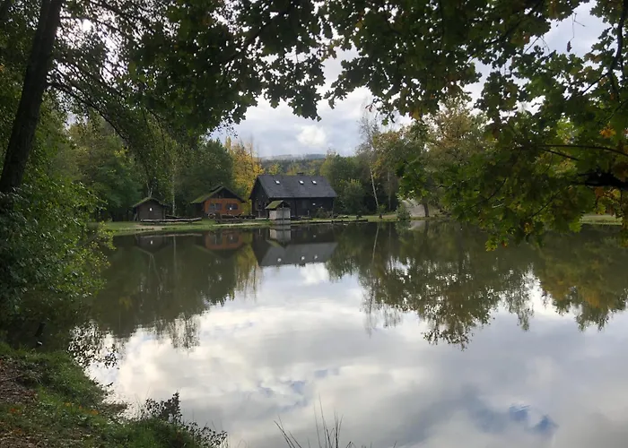 Rustikale Wanderhuette Am Angelteich